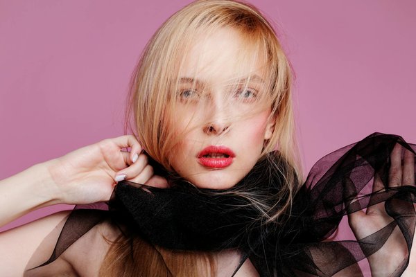 What are the best ways for UK women to style casual outfits?